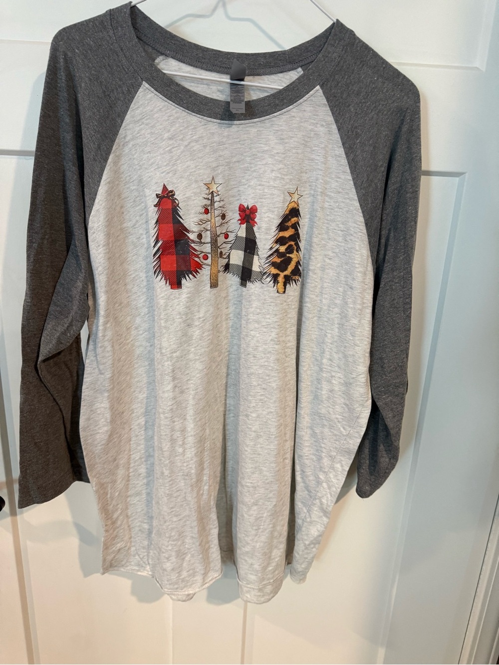 Women’s ' Gray Raglan Christmas Feather Graphic Top